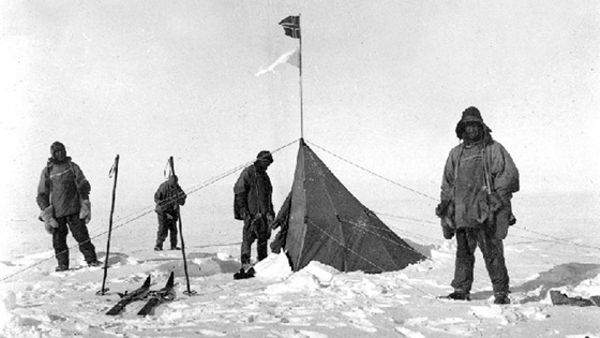 Ronald Amundsen volí Gabardén namísto tradičních kůží